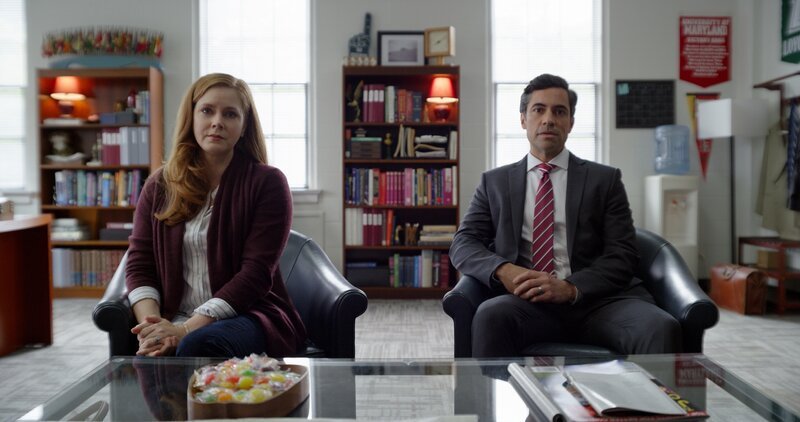 (from left) Cynthia Murphy (Amy Adams) and Larry Mora (Danny Pino) in Dear Evan Hansen, directed by Stephen Chbosky. – Bild: Universal Pictures (from left) Cynthia Murphy (Amy Adams) and Larry Mora (Danny Pino) in Dear Evan Hansen, directed by Stephen Chbosky. – Bild: Universal Pictures