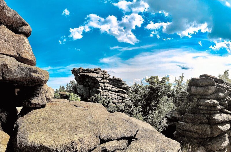 Die Greifensteine im Erzgebirge: Der höchste der sieben Granitfelsen ist etwa 700 Meter hoch. – Bild: Medea Film Factory/​Leif Karpe