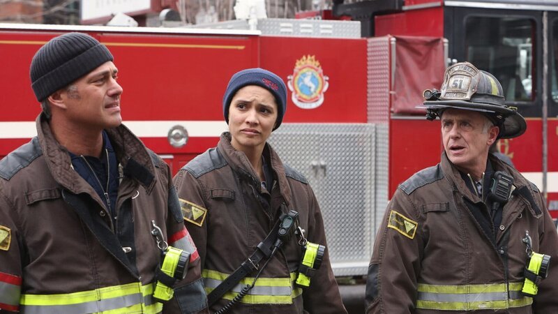 Diskussion nach dem Einsatz, v.li.: Taylor Kinney als Kelly Severide, Miranda Rae Mayo als Stella Kidd, David Eigenberg als Christopher Herrmann – Bild: SRF/​2023 NBC Universal /​ NBC