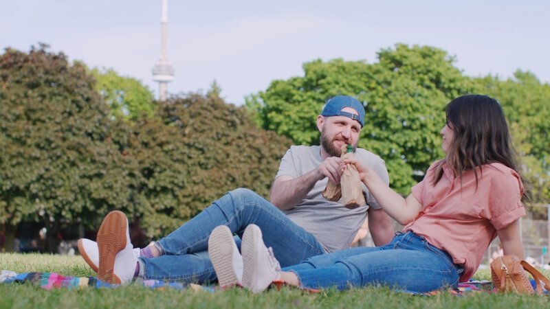 Aaron (l.); Lisa (r.) – Bild: Moton Content Group. Lizenzbild frei