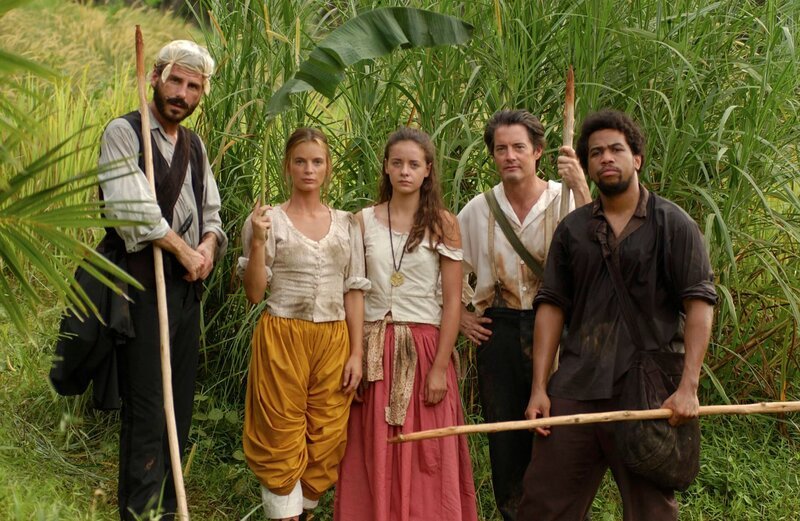 Captain Cyrus Smith (Kyle MacLachlan), Jane Spillet (Gabrielle Anwar), Neb (Omar Gooding), Pencroff (Jason Durr) und Helen Spillet (Danielle Calvert) konnten mit einem Ballon aus einem Straflager der Südstaatler fliehen. Doch ein Unwetter zwingt sie dazu, auf einer einsamen Insel zu landen. – Bild: TMG