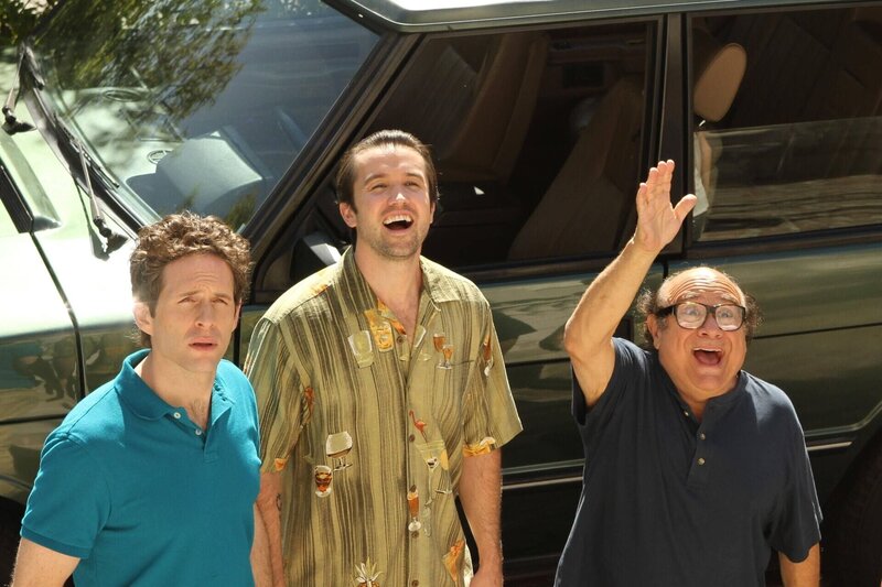 (v.l.n.r.) Dennis Reynolds (Glenn Howerton); Mac (Rob McElhenney); Frank Reynolds (Danny DeVito) – Bild: Bluebush Productions, LLC.