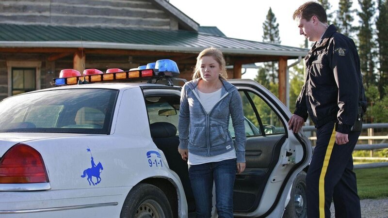 Mallory (Jessica Amlee) musste aus einer misslichen Lage befreit werden. – Bild: MG RTL D