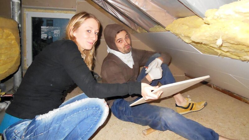 Sandra (26) und Diego (28) wollen ihren beiden Kindern ein Spieleparadies bauen – allerdings nicht unter freiem Himmel, sondern im Dachgeschoss ihres Eigenheims. Diego hat sich extra zwei Wochen Urlaub genommen, um den kompletten Dachboden zu dämmen, auszubauen und kindersicher zu machen. – Bild: RTL II