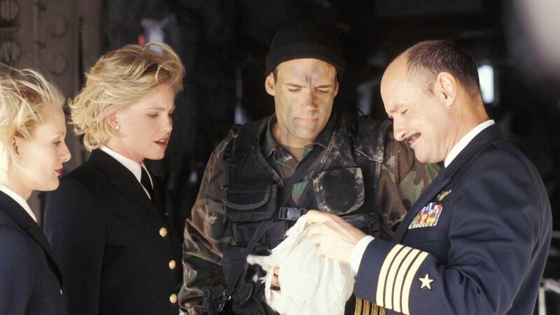 V.l.: Meg Austin (Tracy Needham), Harmon Rabb, Jr. (David James Elliott), Captain Thomas Boone (Terry O’Quinn) – Bild: RTL /​ 2018 CBS Studios Inc.