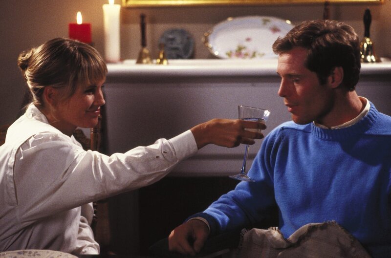 Melanie (Kate Mitchell) und Allan (Jason Beghe). – Bild: KinoweltTV Melanie (Kate Mitchell) und Allan (Jason Beghe). – Bild: KinoweltTV