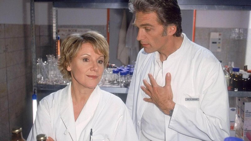 Nikola (Mariele Millowitsch) muss sich von Dr. Schmidt (Walter Sittler) anhören, dass sie gar nicht weiss, ob Borstel schon reif ist, ihren Facharzt zu machen. – Bild: MG RTL D /​ Guido Engels