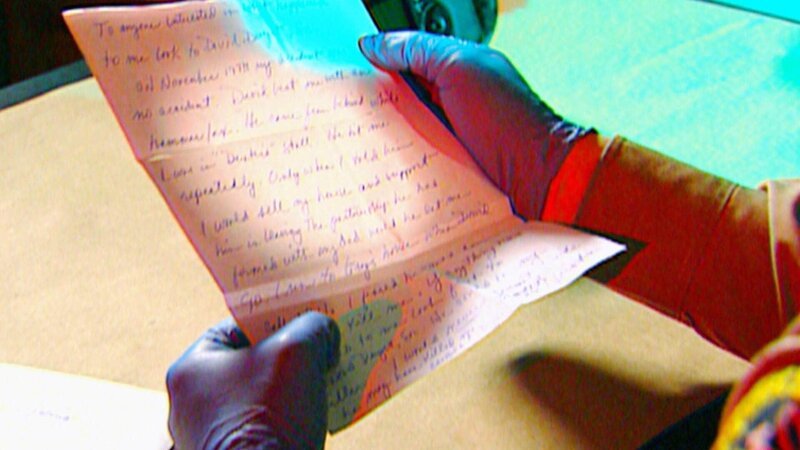 Eine Frau hat sich angeblich das Leben genommen. Eine von ihr hinterlassene Notiz bringt die Ermittler jedoch schon bald zu der Überzeugung, dass sie ermordet wurde. – Bild: TVNOW