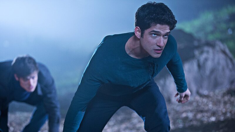 Von links: Isaac (Daniel Sharman) und Scott (Tyler Posey) suchen im Wald nach Boyd und Cora. – Bild: RTL II