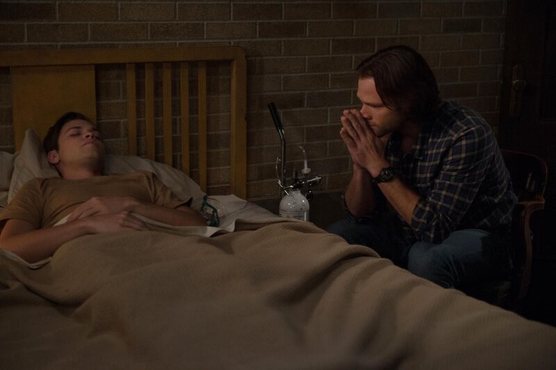 L-R: Jack (Alexander Calvert) and Sam Winchester (Jared Padalecki) – Bild: Warner Brothers