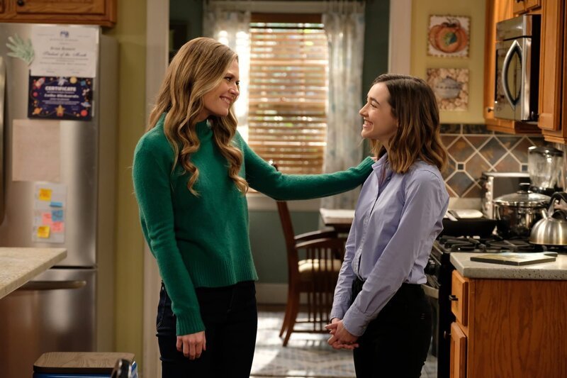 Kay (Maggie Lawson, l.); Nicole (Ashley Boettcher, r.) – Bild: Ray Mickshaw