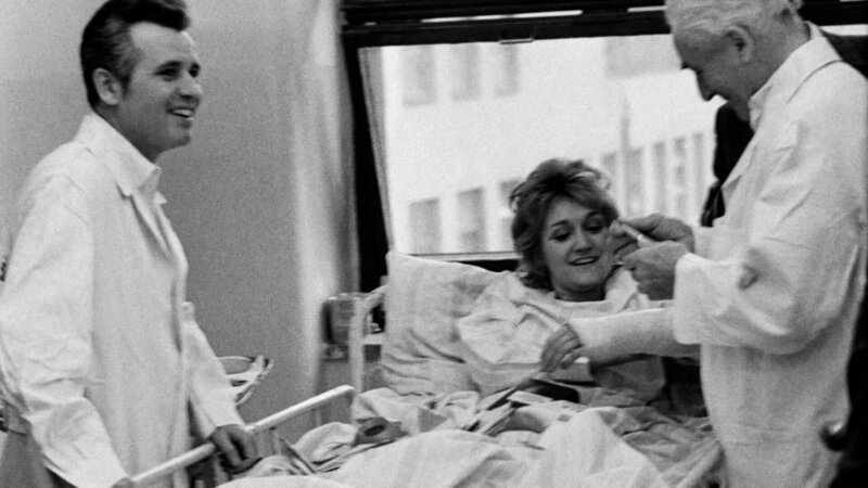 Zwei Ärzte besuchen eine Frau zur Krankenhausbehandlung – Bild: THE HISTORY CHANNEL /​ A+E Networks