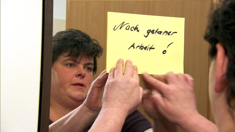 Anja (36) hinterlässt Zettelbotschaften für die Tauschmutter – Bild: RTL II