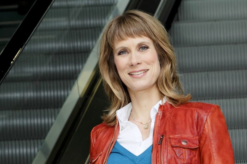 „Vermisst“-Moderatorin Sandra Eckardt möchte Menschen, die durch das Schicksal getrennt wurden, helfen und reist dafür um die ganze Welt. – Bild: TVNOW /​ Guido Engels