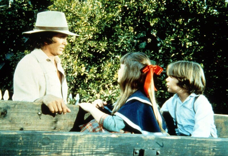 Charles (Michael Landon, l.) teilt Samantha (Kyle Richards, r..) und Thomas (Bobby Rolofsen, r.) mit, dass ihre Reise nicht stattfindet. – Bild: Worldvision Lizenzbild frei