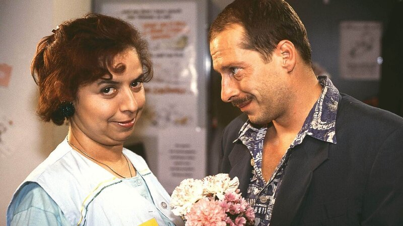 Frank (Stefan Krause) macht Gisi (Franziska Traub) den Hof. Wird Rita Gisis neue Bekanntschaft ausnahmsweise mal nett finden? – Bild: RTL