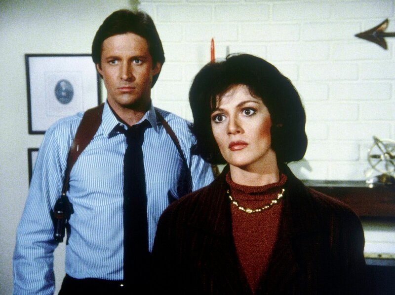 Magda Petrak (Martha Smith, r.) will aus dem ungarischen Geheimdienst aussteigen. Lee (Bruce Boxleitner) soll ihr eine neue Identität verschaffen. – Bild: Sat.1 Gold