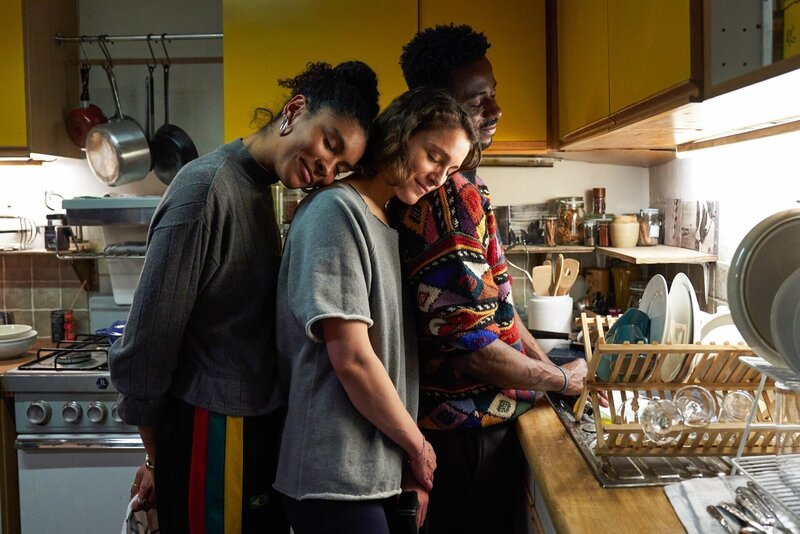 Gemma (Thalissa Teixeira, l.), Ray (Ariane Labed, M.) und Kieran (Gary Carr, r.) sind gut befreundet. Doch plötzlich verliebt sich Ray. – Bild: House Productions