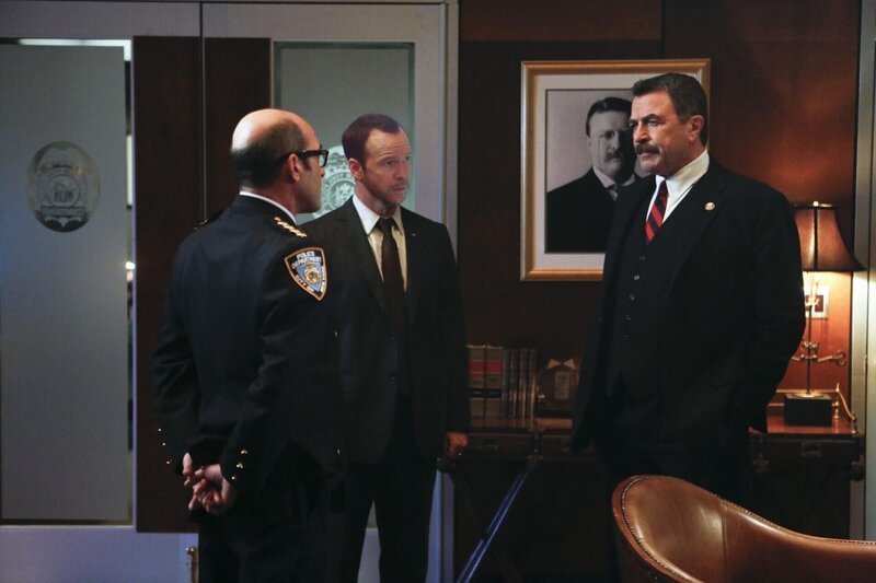 Als sich eine Informantin der Staatsanwaltschaft umbringt, gilt es für Dino (John Ventimiglia, l.) und Frank (Tom Selleck, r.), die Angelegenheit unter Verschluss zu halten. Doch Danny (Donnie Wahlberg, M.) ermittelt gegen die offizielle Anweisung und bringt sich dadurch in Schwierigkeiten … – Bild: 2013 CBS Broadcasting Inc. All Rights Reserved. Lizenzbild frei
