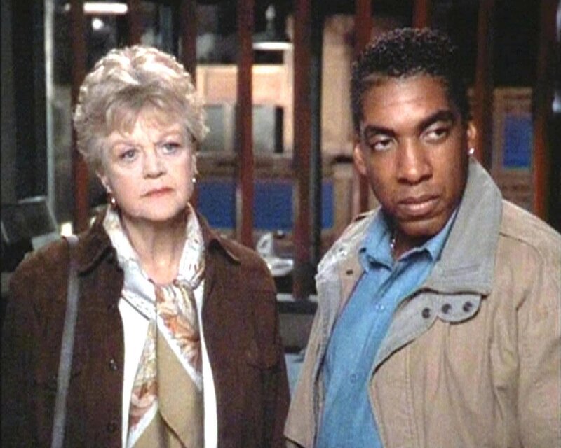Jessica (Angela Lansbury) unterstützt Sergeant Victor Lofton (Stan Shaw) bei den Ermittlungen. – Bild: RTLup