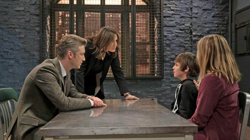 V.l.: Dominick „Sonny“ Carisi (Peter Scanavino), Lieutenant Olivia Benson (Mariska Hargitay), Kyle Harris (Lincoln Melcher), Helen Harris (Amy Spanger) – Bild: RTL /​ NBC Studios