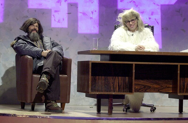 Reinhold Messner alias Christian Tramitz (l.) unterhält sich mit dem berühmten Yeti alias Rick Kavanian (r.). – Bild: ProSieben / S.E.T. Eigenproduktionsbild frei Reinhold Messner alias Christian Tramitz (l.) unterhält sich mit dem berühmten Yeti alias Rick Kavanian (r.). – Bild: ProSieben / S.E.T. Eigenproduktionsbild frei