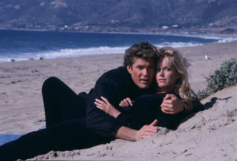 Michael Knight (David Hasselhoff, l.); Stevie Mason (Catherine Hickland, r.) – Bild: ProSieben MAXX
