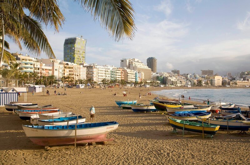 Las Palmas de Gran Canaria, Gran Canaria, Spanien - Bunte Fischerboote in der Abendsonne am Stadtstrand Playa de las Canteras der Hauptstadt Las Palmas de Gran Canaria der Insel Gran Canaria auf den kanarischen Inseln. – Bild: WDR/imago/Rupert Oberhäuser Las Palmas de Gran Canaria, Gran Canaria, Spanien - Bunte Fischerboote in der Abendsonne am Stadtstrand Playa de las Canteras der Hauptstadt Las Palmas de Gran Canaria der Insel Gran Canaria auf den kanarischen Inseln. – Bild: WDR/imago/Rupert Oberhäuser