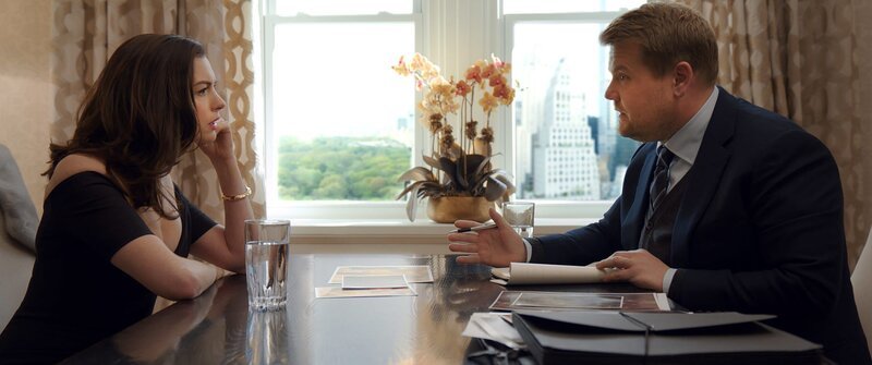 Daphne Kluger (Anne Hathaway), John Frazier (James Corden). – Bild: SRF zwei