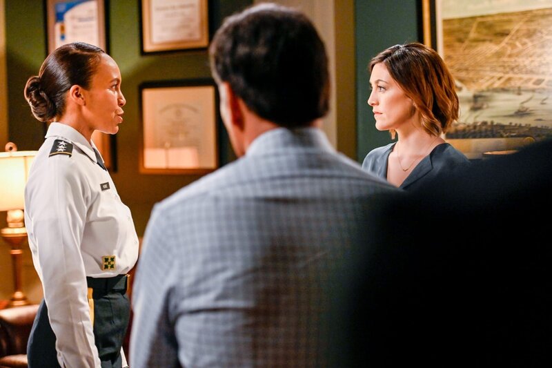 (v.li.): Eisa Davis (General Virginia Howe), Jimmy Smits (Elijah Strait), Caitlin McGee (Sydney Strait). – Bild: ORF/​Universal/​NBC/​Katherine Bomboy