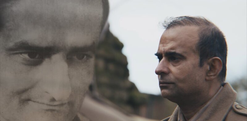 Ein zusammengesetztes Bild zeigt Hauptmann Anis Khan neben dem Schauspieler Shammi Aulakh, der ihn in einer historischen Nachstellung des Zweiten Weltkriegs für „Erased: WW2’s Heroes of Color“. Hauptmann Anis Khan diente mutig in Dünkirchen und verbrachte fast vier Jahre als Kriegsgefangener – die längste Zeit eines indischen Offiziers im Zweiten Weltkrieg. – Bild: National Geographic