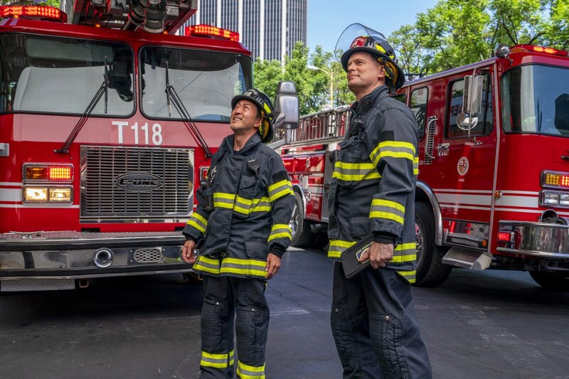 Howie „Chimney“ Han (Kenneth Choi., l.); Bobby Nash (Peter Krause, r.) – Bild: Twentieth Century Fox Film Corporation