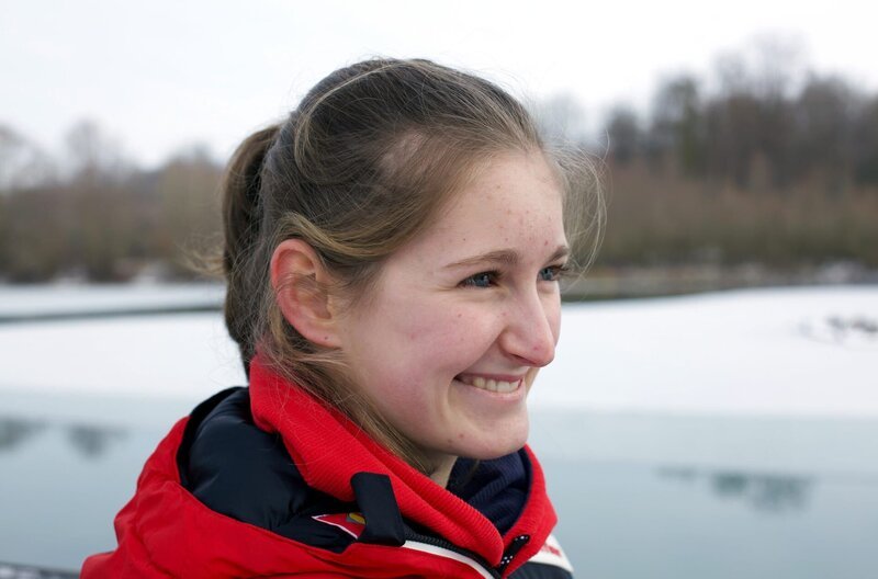 Julia Mühlbacher besucht die Internatsschule für Schisportler in Stams. Fünf Mal pro Woche hat sie Training. Dazu kommen Trainingskurse und Wettkämpfe an den Wochenenden. – Bild: MedienKontor/​Therese Engels