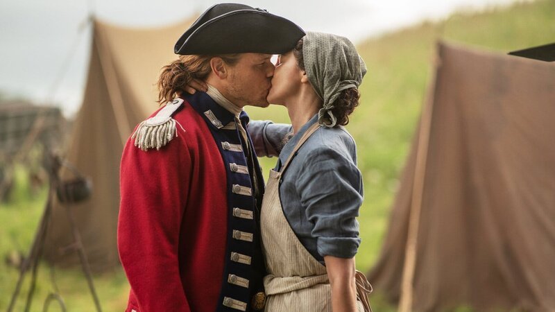 Outlander – Die Highland-Saga Staffel 5 Folge 7 Abschiedskuss in verhasster Uniform: Sam Heughan als Jamie Fraser, Caitriona Balfe als Claire Randall – Bild: SRF/​2020 Sony Pictures Television Inc.