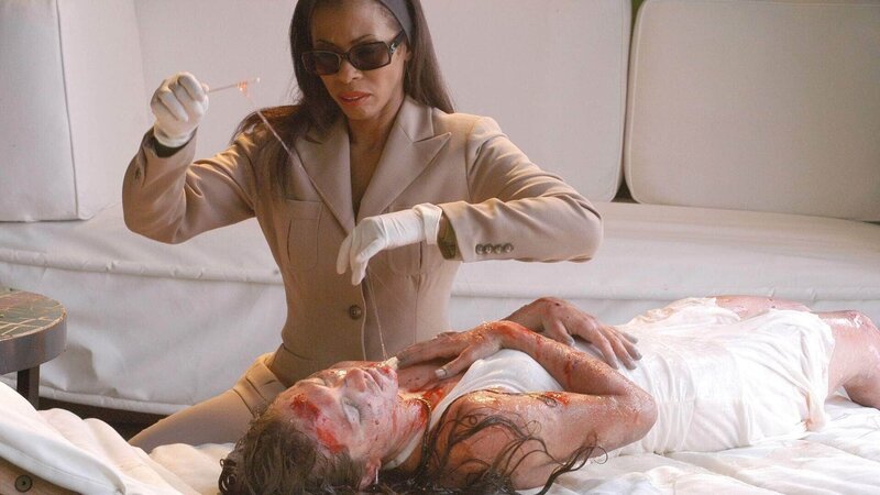 Gerichtsmedizinerin Alexx Woods (Khandi Alexander) untersucht eine mit Schleim überzogene und Bisswunden bedeckte tote, junge Frau. – Bild: MG RTL D /​ CBS