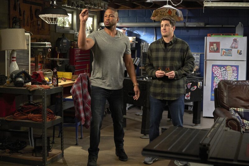 Irwin (Finesse Mitchell, l.); Mike (Jason Biggs, r.) – Bild: 2019–2020 Twentieth Century Fox Film Corporation. All rights reserved /​ Lisa Rose Lizenzbild frei