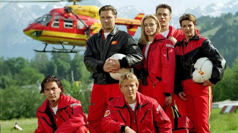 Die Medicopter-Crew (v.li.hockend): Rainer Grenkowitz, Serge Falck, (stehend v.li.:) Manfred Stücklschwaiger, Roswitha Meyer, Wolfgang Krewe und Sabine Petzl. – Bild: RTL /​ Helene Waldner