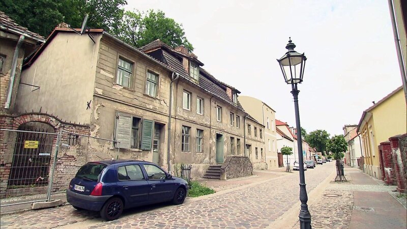 Der 38-jährige Helge kauft dieses Schnäppchenhaus für gerade mal 5.000 Euro. Jetzt müssen 250 Quadratmeter Wohnfläche renoviert werden. – Bild: RTL II