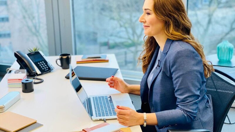 Geschäftsführerin Tanja Larisch im Büro. – Bild: TVNOW