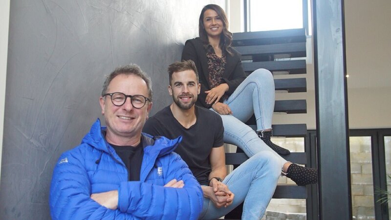 V.l. Marc Millar, Mike und Carly – Bild: RTL /​ Pi Productions Ltd
