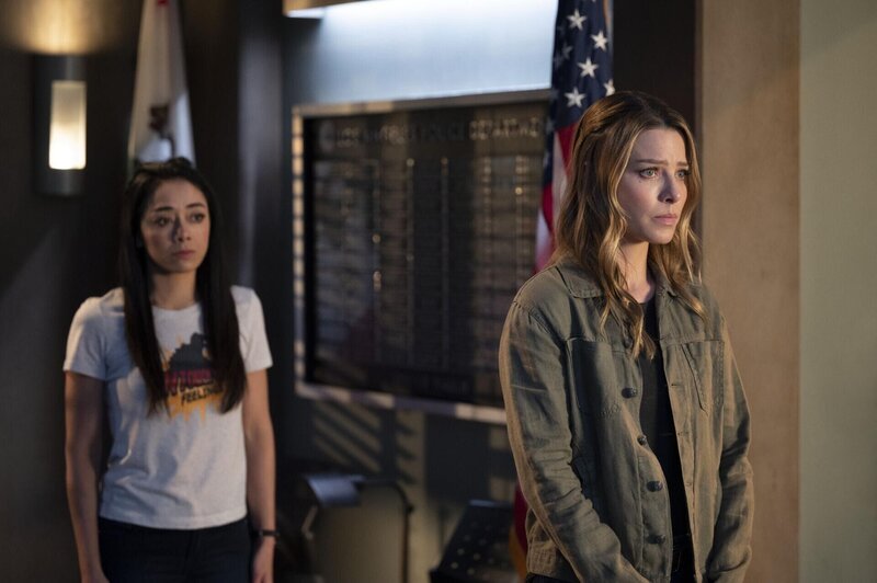 L-R: Ella Lopez (Aimee Garcia), Chloe Decker (Lauren German) – Bild: DC Comics /​ Warner Bros. Ent. Inc.