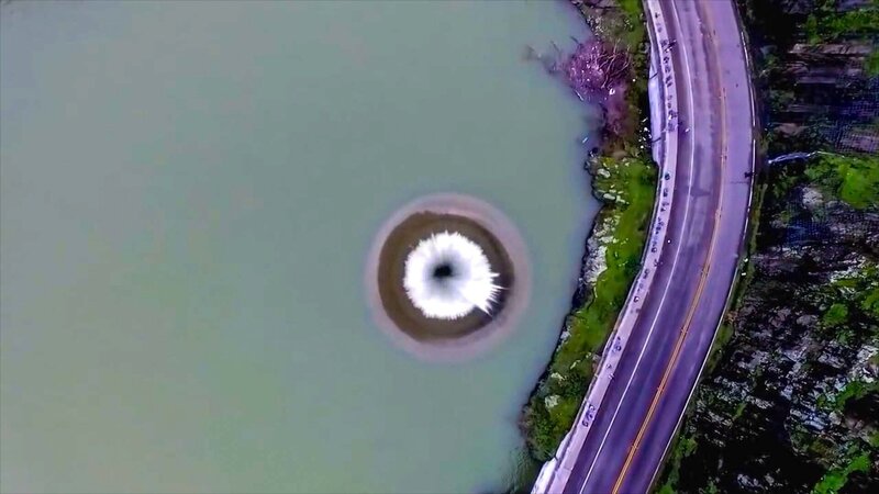 Luftaufnahme eines Hochwasserüberlaufs – Bild: RTL /​ Rumble Video /​ Folge 108