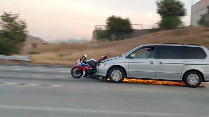 PKW erfasst ein Motorrad – Bild: RTL /​ RMC Production /​ Jukin Media /​ Paul Morizet /​ Pond 5