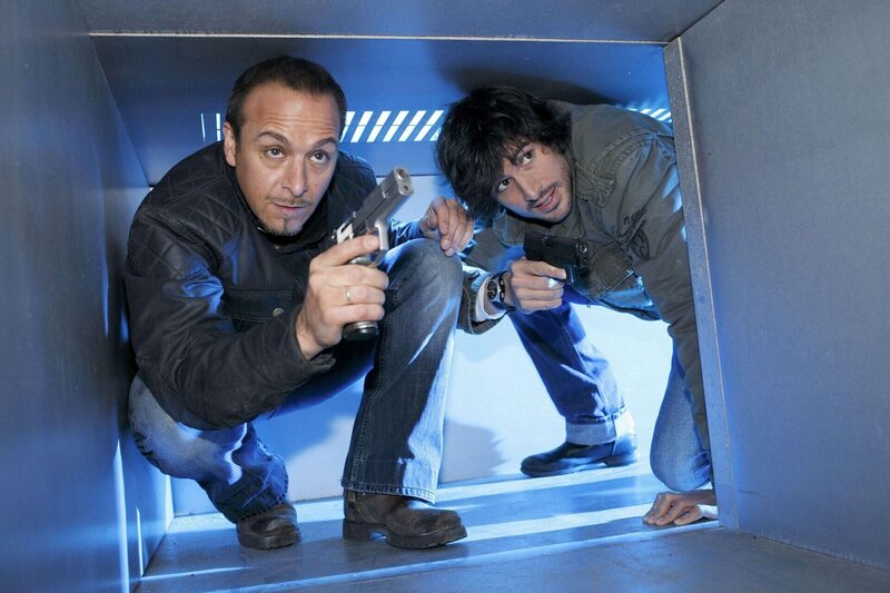 Semir Gerkan (Erdogan Atalay), Ben Jäger (Tom Beck). Die Helden verfolgen die Gangster durch den Lüftungsschacht. – Bild: RTL /​ Guido Engels /​ Der Prüfer