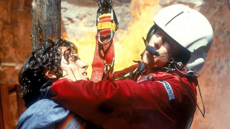 In letzter Sekunde wird Gero (Stefano Bernardin) von Peter Berger (Serge Falck) aus der Flammenhölle gerettet. – Bild: RTL /​ Miguel Dieterich