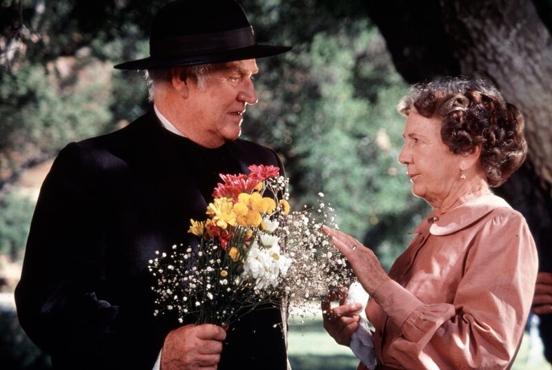 Reverend Robert Alden (Dabbs Greer, l.); Anna Craig (Iris Korn, r.) – Bild: 1979 National Broadcasting Company, Inc. All Rights Reserved. Lizenzbild frei