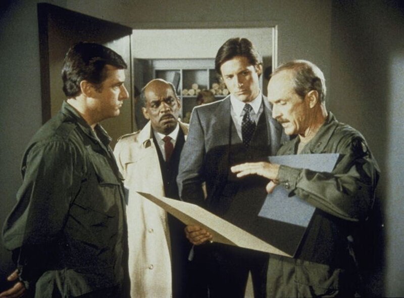 Amerikas Raketenabwehrsystem ist in Gefahr. Auf geheimnisvolle Weise konnte ein Unbekannter bereits mehrere Teilstücke des Geheimplans entwenden. Lee (Bruce Boxleitner, 2.v.r.) und Billy (Mel Stewart, 2.v.l.), die für die Verwahrung des Plans zuständig sind, geraten unter Beschuss … – Bild: CBS Television