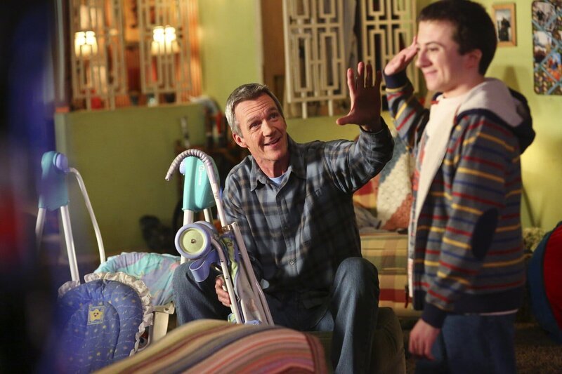Finden Mike (Neil Flynn, l.) und Brick (Atticus Shaffer, r.) einen Weg, Frankie aufzumuntern, nachdem sie erfahren hat, dass sie keine Kinder mehr bekommen kann? – Bild: Warner Bros.