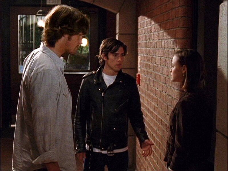 Während in Stars Hollow eine Kostümhochzeit bevorsteht, wartet auf Dean (Jared Padalecki, l.), Jess (Milo Ventimiglia, M.) und Rory (Alexis Bledel, r.) ein Wechselbad der Gefühle … – Bild: 2003 Warner Bros. Lizenzbild frei