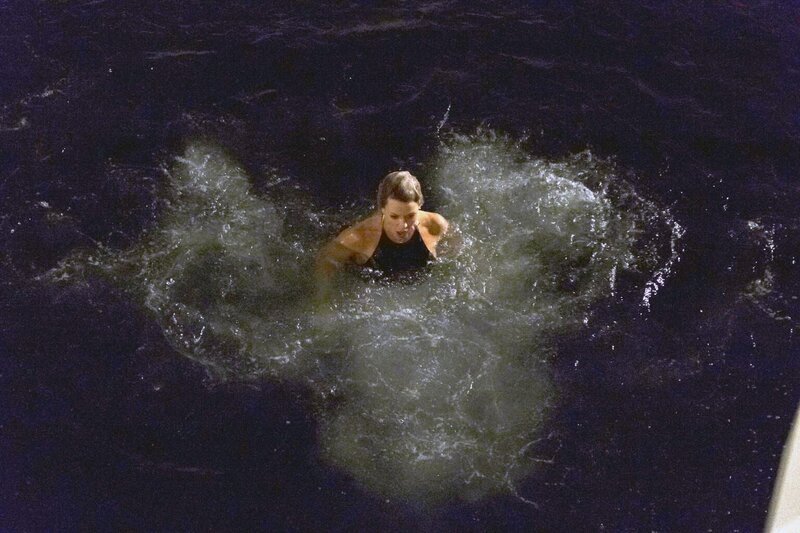 Wenn schon ein Date in den Sand setzten, dann mit vollem Schwung. Unabsichtlich muss Mickey (Kaitlin Olson) während ihres Date mit Teddy eine kleine Abkühlung nehmen. – Bild: Fox and its related entities.